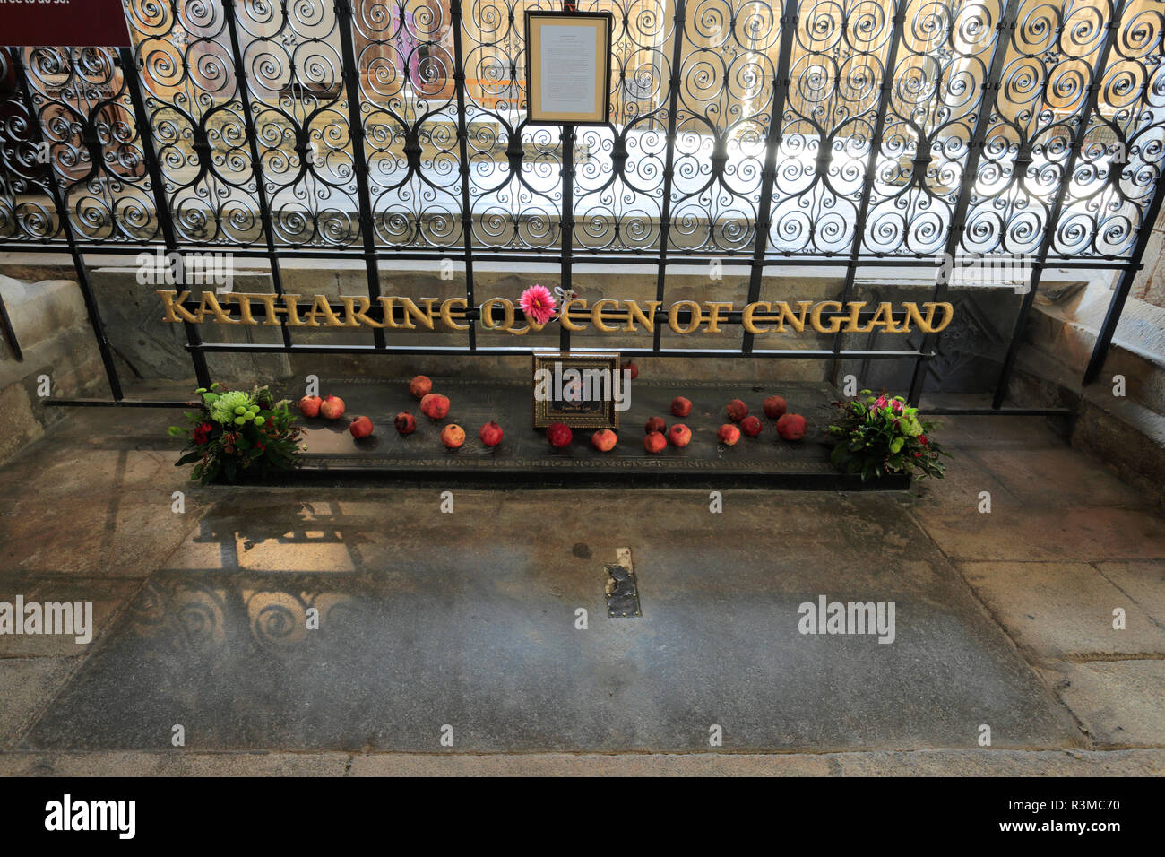 Katharina von Aragon Grab, Innere Stadt Kathedrale von Peterborough, Cambridgeshire, England; Großbritannien; UK Stockfoto