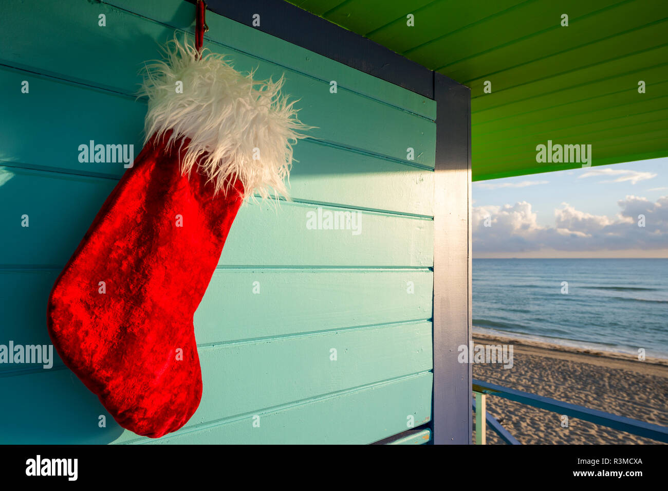 Santa stocking Weihnachten Dekoration hängen von bunten lifeguard Tower nächste Tropical Seas in Miami Beach, Florida, USA zu beruhigen Stockfoto