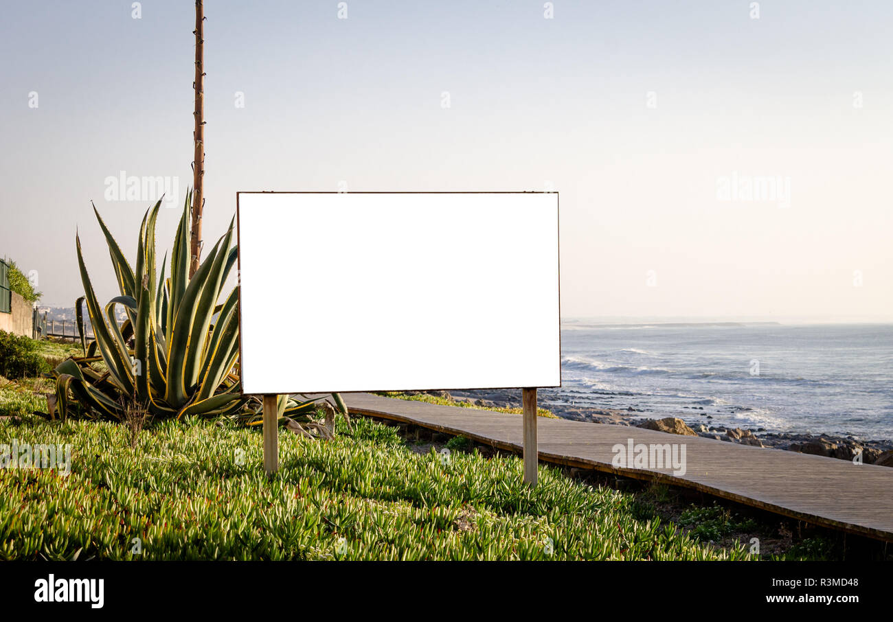 Werbung mit Reklametafeln Mockup in der Nähe des Ozeans und eine Palme. Klaren Tag. Kopieren Sie Platz. Stockfoto