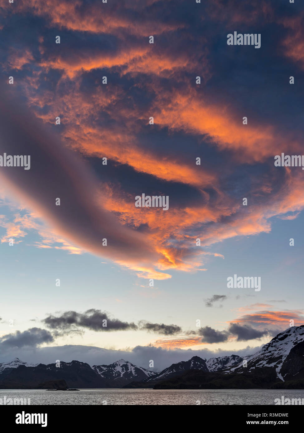 Sonnenuntergang an der Mündung des Stromness Bay auf South Georgia Island Stockfoto