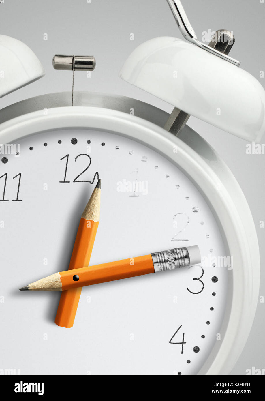 Konzept, Uhr mit Bleistift, Hand, Nahaufnahme Stockfoto