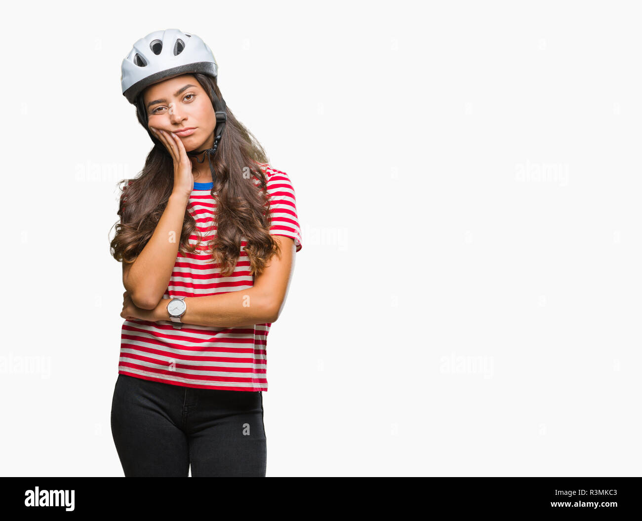 Junge arabische Radfahrer Frau tragen Schutzhelm über isolierte Hintergrund denken müde und mit Depressionen Probleme mit verschränkten Armen gelangweilt. Stockfoto