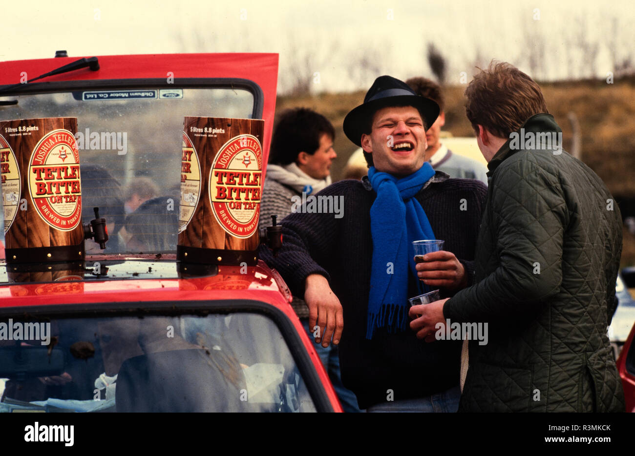 Grand National Rece Sitzung Aintree Liverpool England Großbritannien 1986 Rennen goers im Grand National Meeting auch bekannt als Hurra Henrys oder Sloane Ranger oder Sloanies, gut gekleidete wohlhabende junge Leute der Periode. Stockfoto