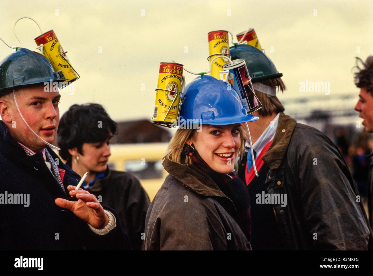Grand National Rece Sitzung Aintree Liverpool England Großbritannien 1986 Rennen goers im Grand National Meeting auch bekannt als Hurra Henrys oder Sloane Ranger oder Sloanies, gut gekleidete wohlhabende junge Leute der Periode. Stockfoto