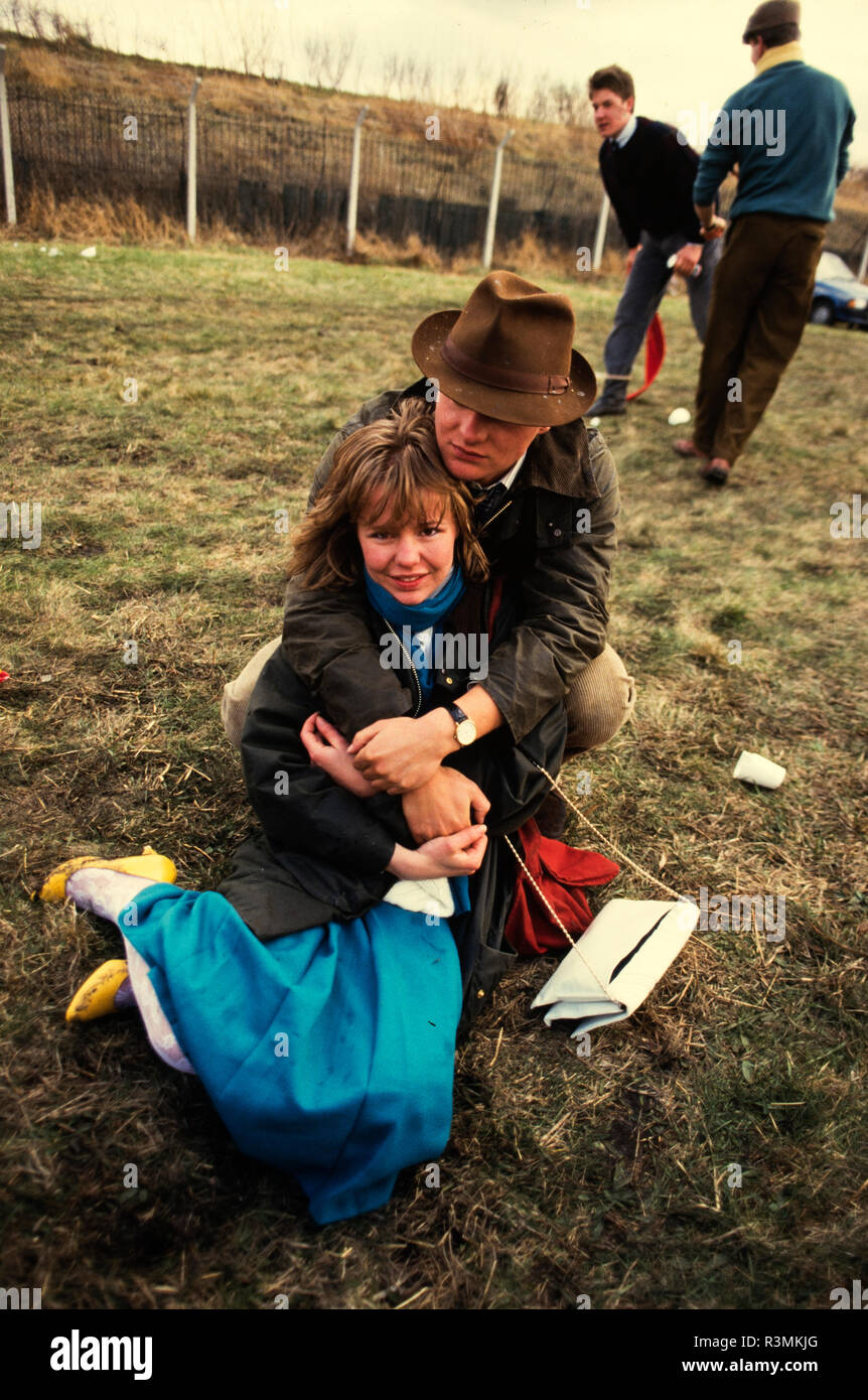 Grand National Rece Sitzung Aintree Liverpool England Großbritannien 1986 Rennen goers im Grand National Meeting auch bekannt als Hurra Henrys oder Sloane Ranger oder Sloanies, gut gekleidete wohlhabende junge Leute der Periode. Stockfoto