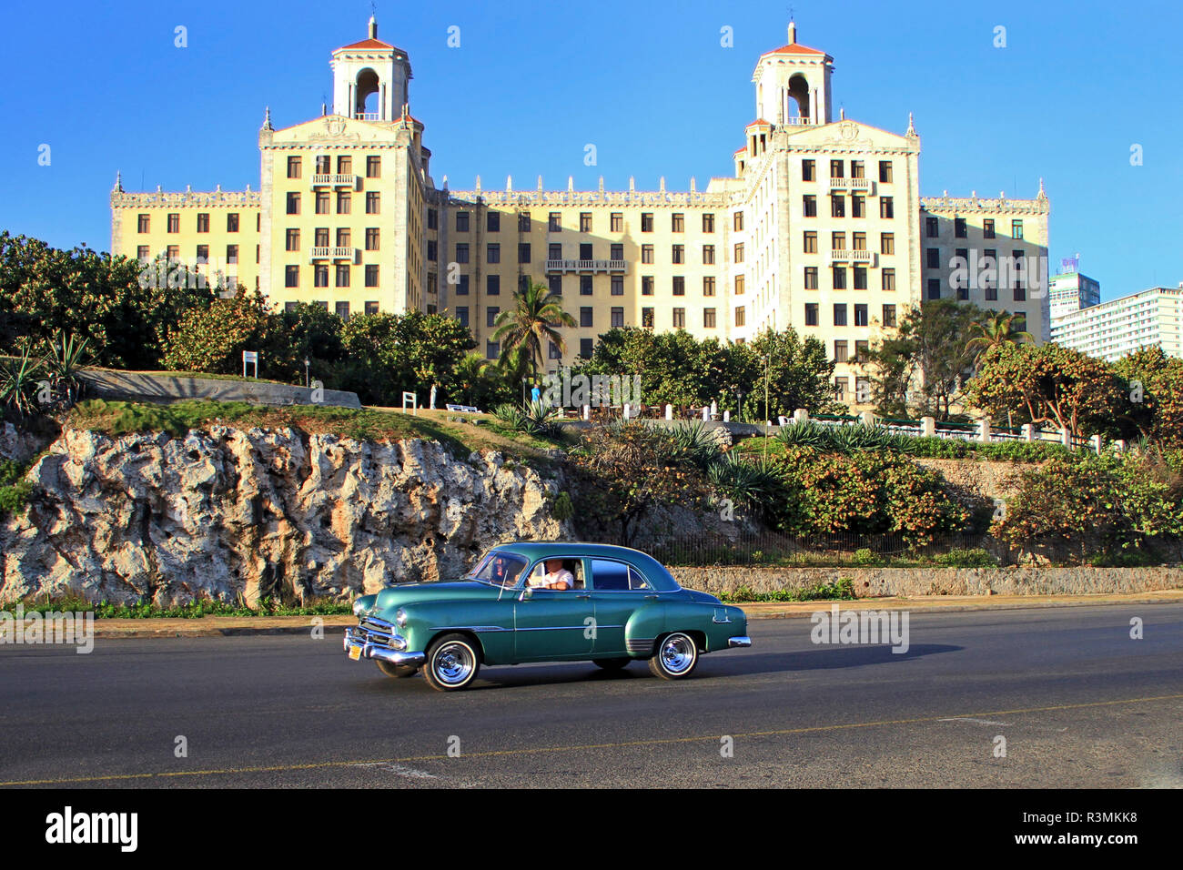 Kuba, Havanna Vieja. Chevrolet alten Vintage classic Auto vor dem Hotel Nacional Stockfoto