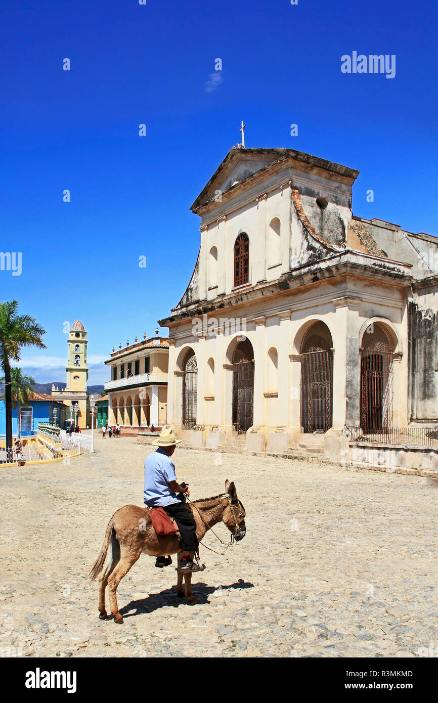Kuba, Trinidad. Mann, der auf einem Esel genießt die ruhigen Plaza San Francisco De Asis, Kirche, Ort, Bürgermeister, Sancti Spiritus, Stockfoto