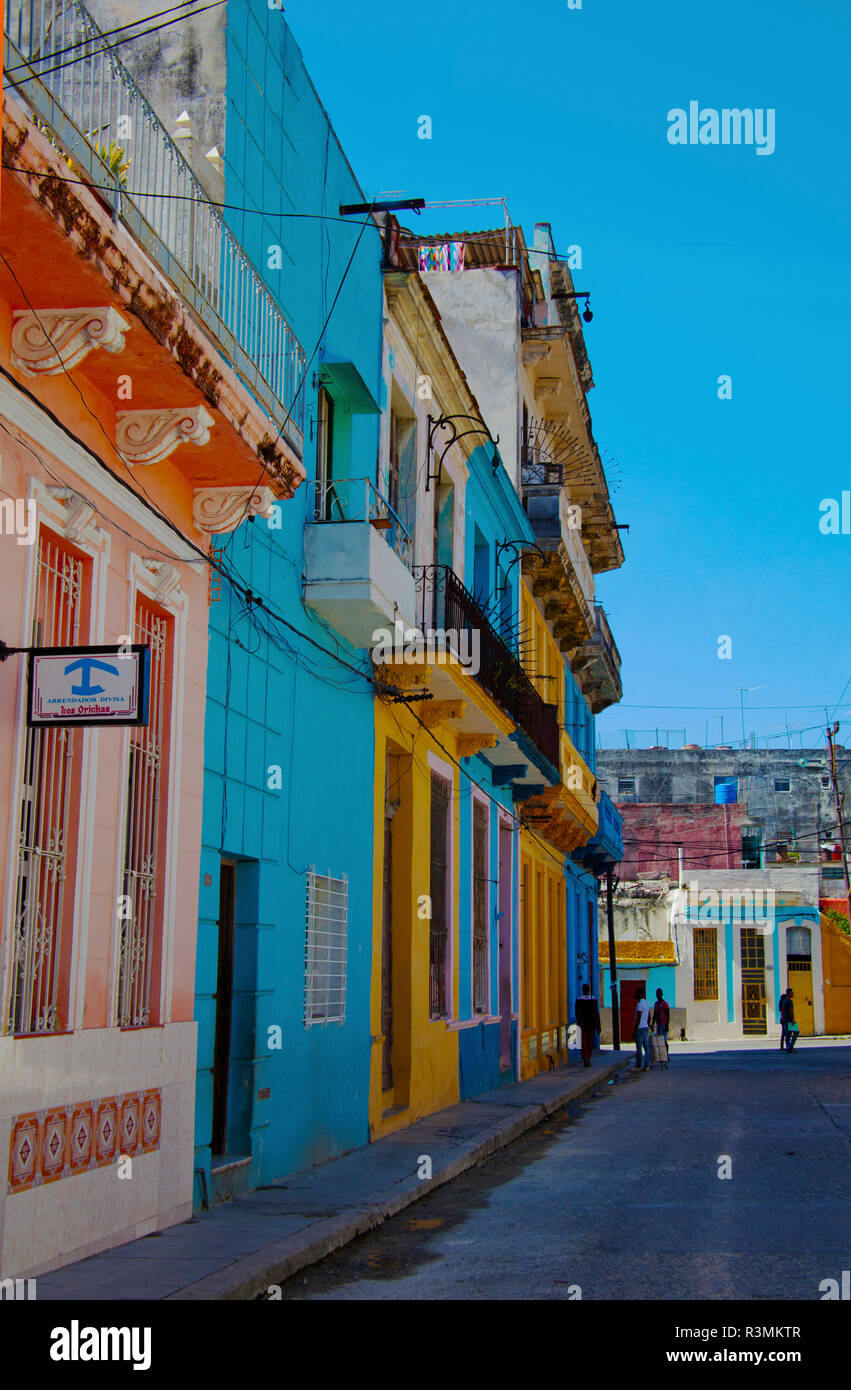 Havanna, Kuba, hellen blauen und gelben Gebäude dominieren die fast leere Straße in der Altstadt von Havanna Stockfoto