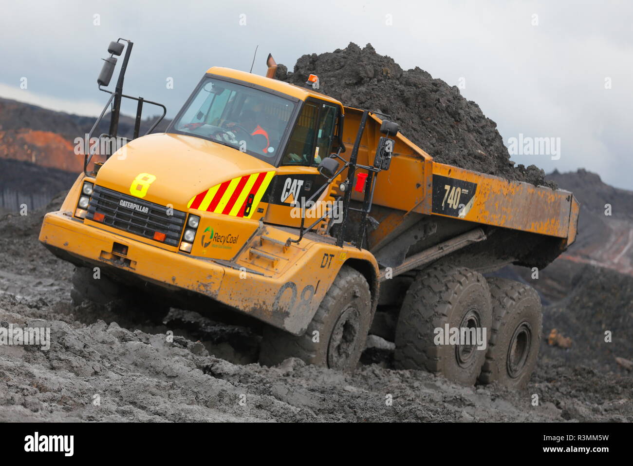 Ein Caterpillar 740 Gelenkmuldenkipper arbeiten vor Ort an Recycoal Kohle Recyclinganlage in Rossington, Doncaster, der jetzt abgerissen wurde. Stockfoto