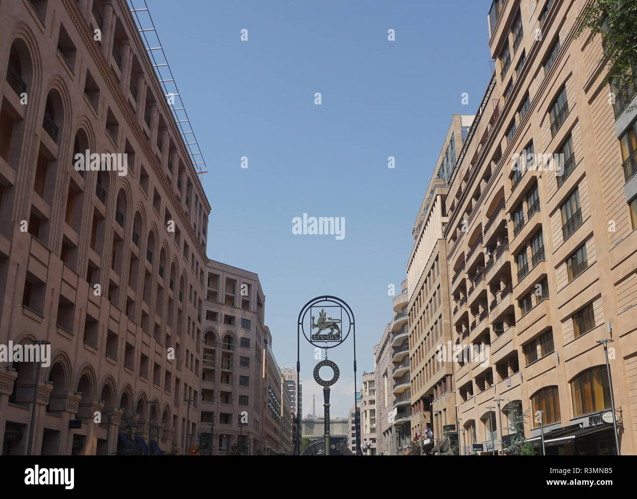 Eriwan Northern Avenue mit Gebäuden und ein Löwe Art-Objekt Stockfoto