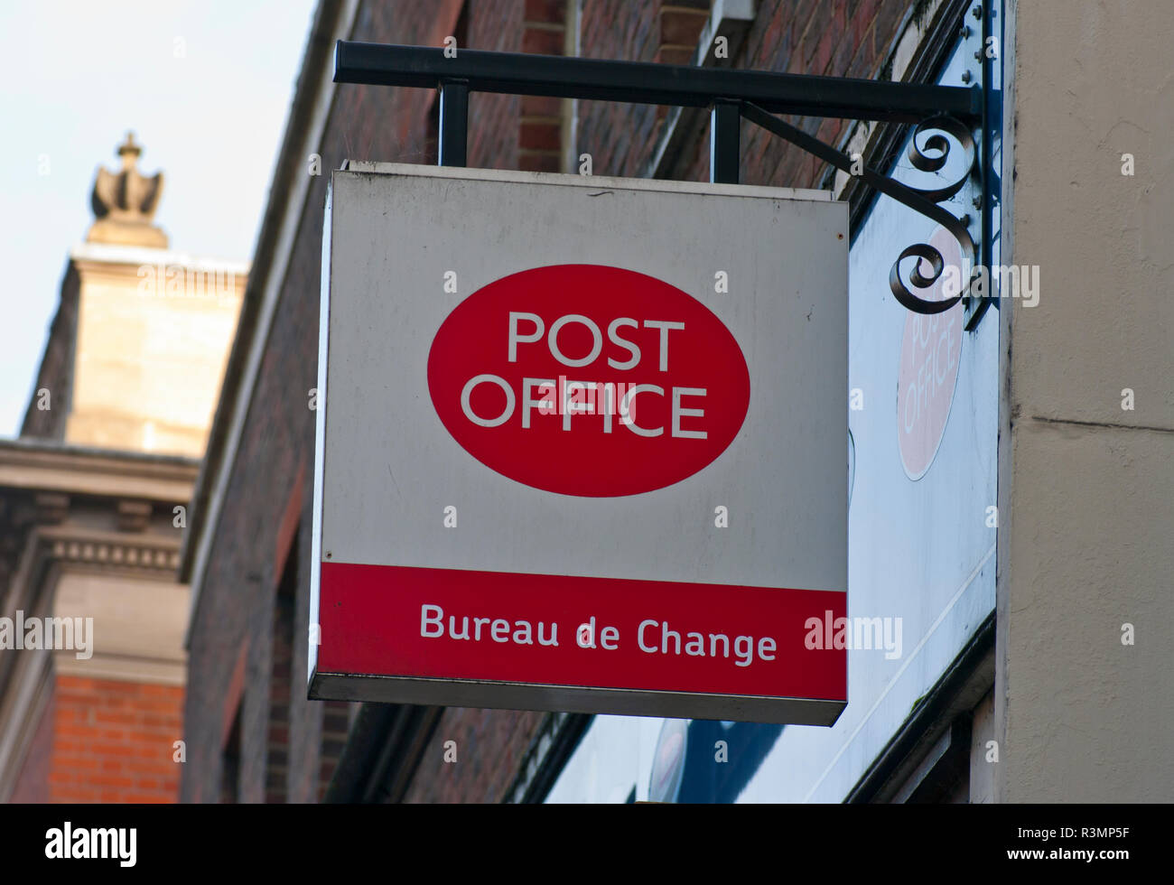 Post und Bureau de Change Zeichen Stockfoto