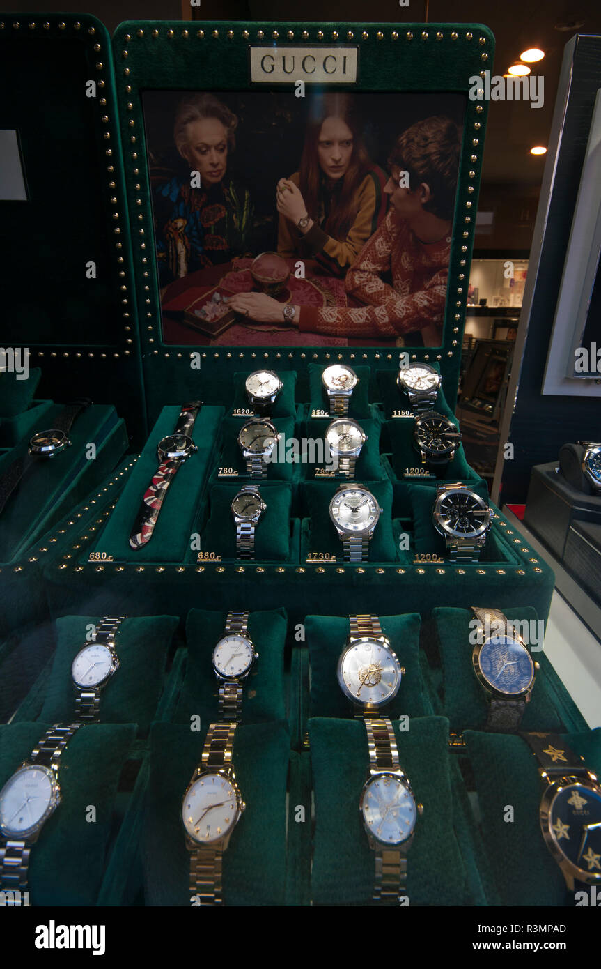 Juweliere Fenster Anzeige von Gucci Uhren Stockfotografie - Alamy