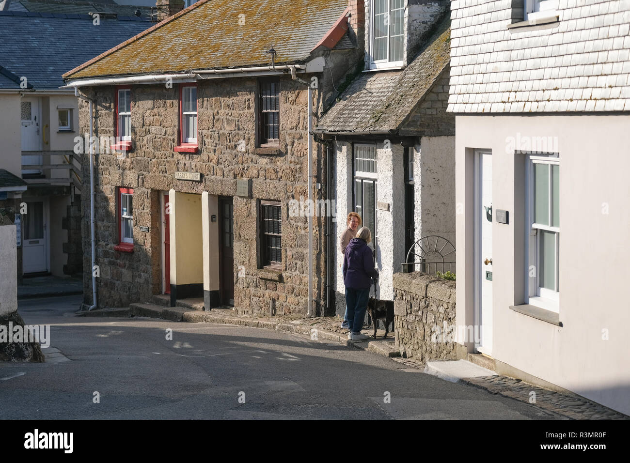 Zwei Frauen chatten außerhalb Ferienhaus in St Ives, Cornwall. Stockfoto