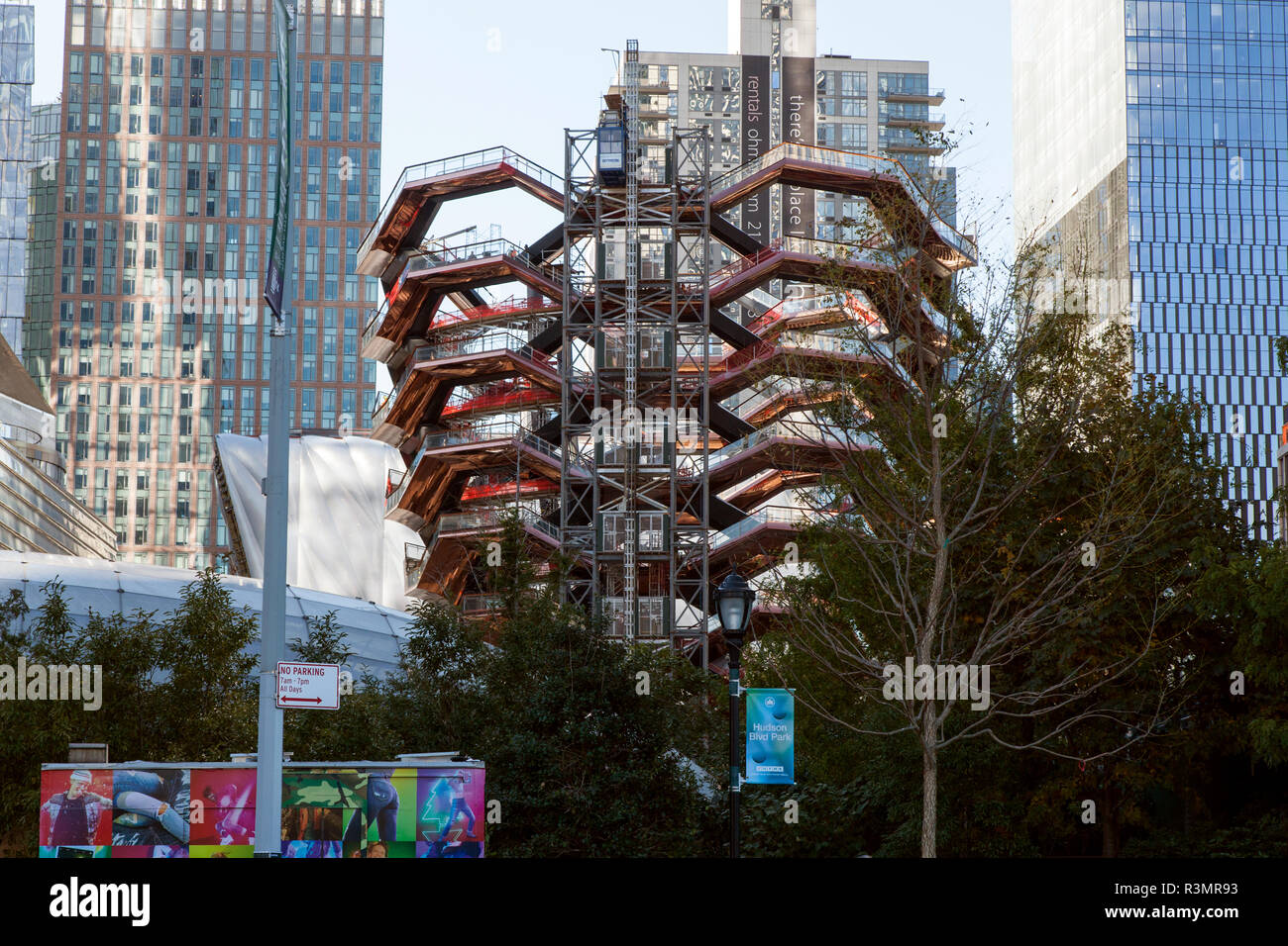 Schiff das Wahrzeichen Thomas Heatherwick Studio entwickelte Struktur im Bau im Hudson Yards Entwicklung, New York City, NY, USA Stockfoto