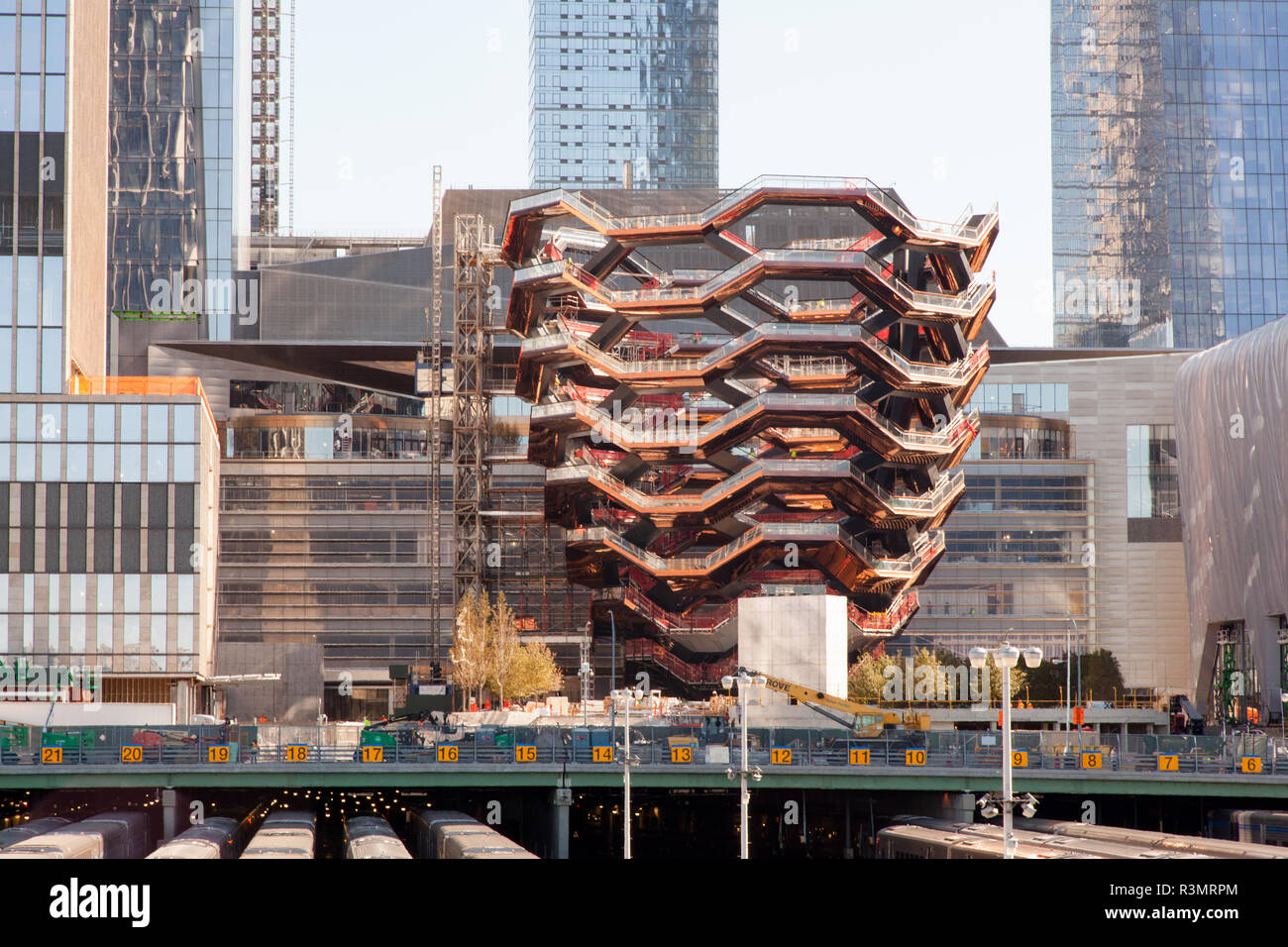 Schiff das Wahrzeichen Thomas Heatherwick Studio entwickelte Struktur im Bau im Hudson Yards Entwicklung, New York City, NY, USA Stockfoto