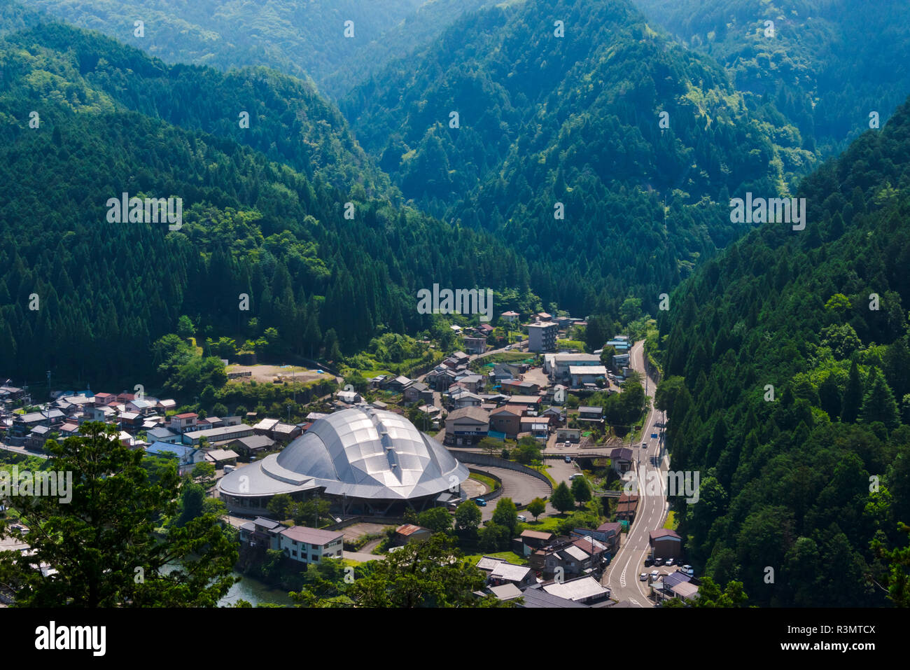 Blick auf Gujo Hachiman Skyline dominiert das Stadion geformt wie ein Samurai-Helm, Präfektur Gifu, Japan Stockfoto