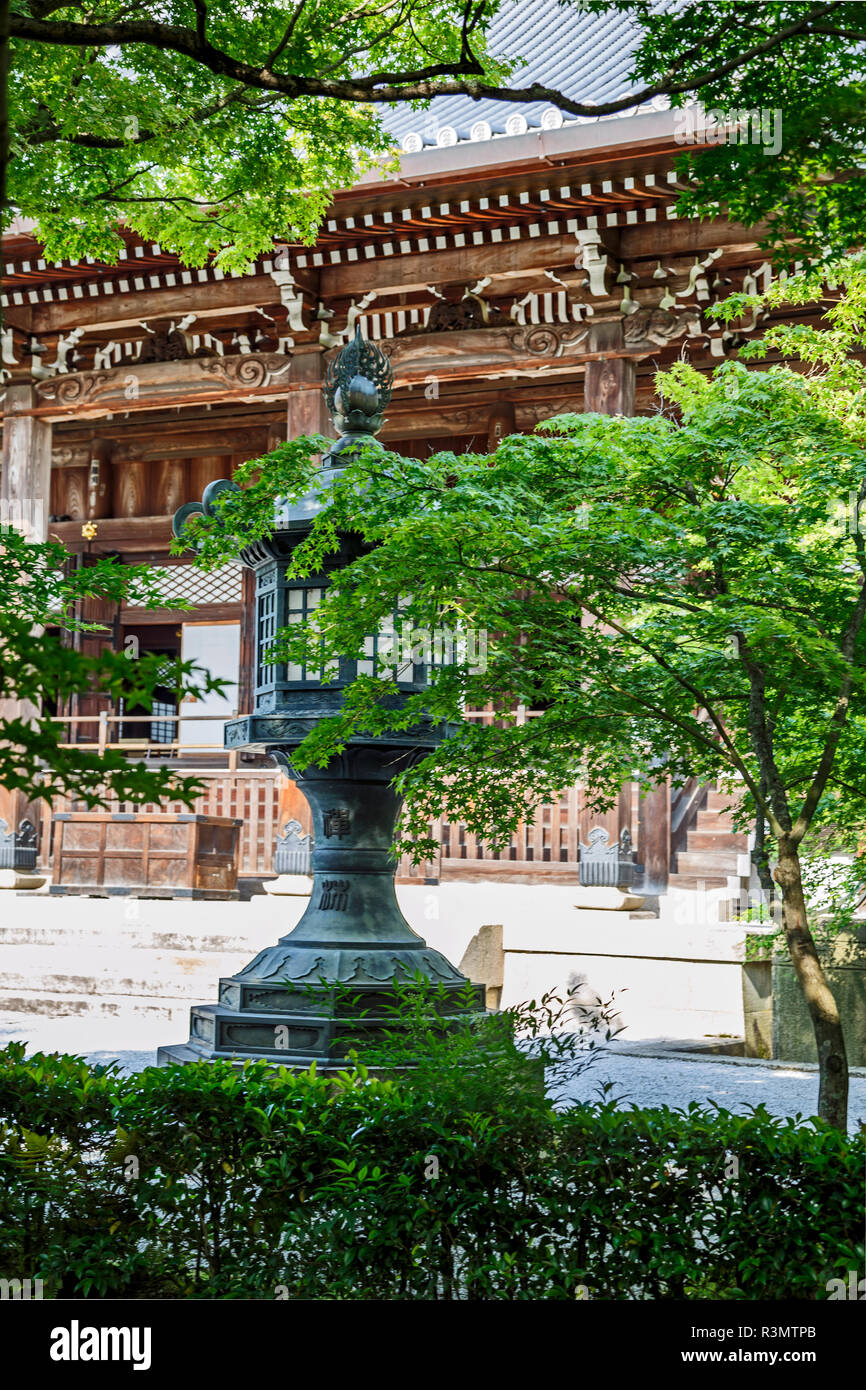 Kyoto, Japan. Antik Bronze Laterne im Hof des Zenrin Tempel Eikando Stockfoto