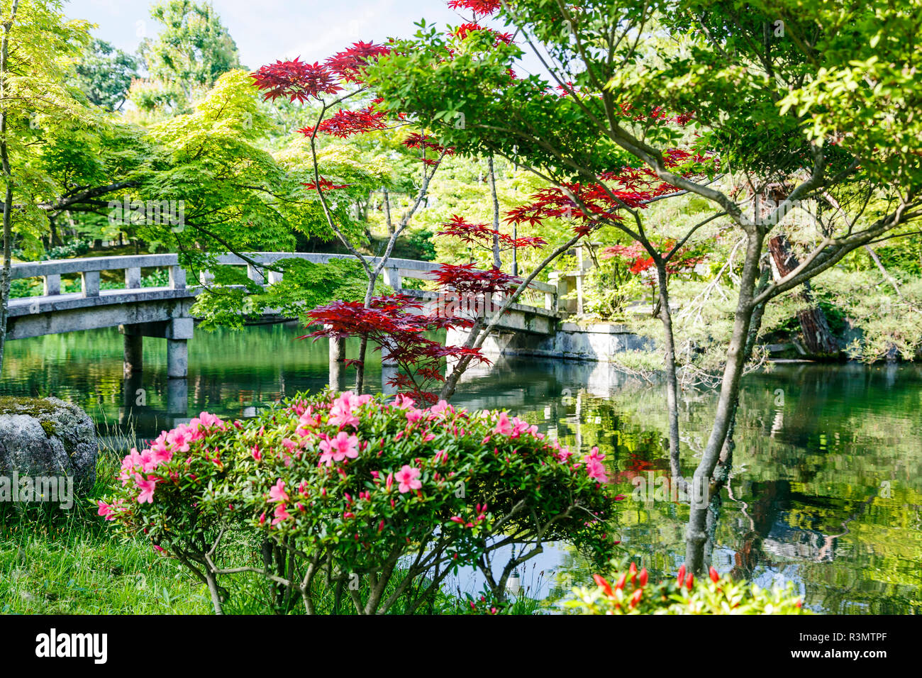 Kyoto, Japan. Tempel Eikando, steinerne Brücke über den Teich zu Tempel Stockfoto