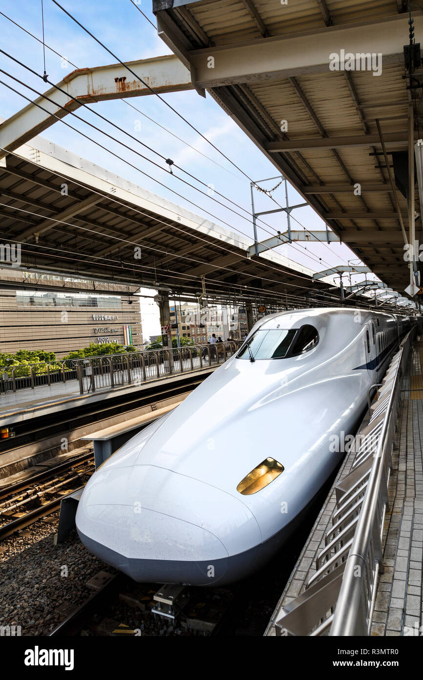 Kyoto, Japan. Tokaido Shinkansen Zug am Bahnhof von Kyoto aus Tokio ankommen Stockfoto