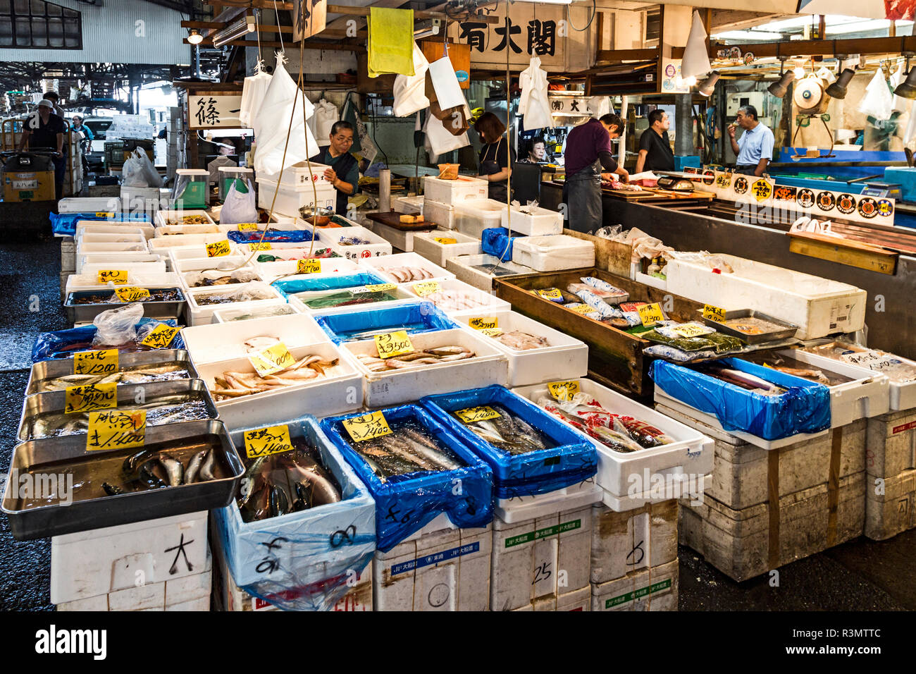 Tokio, Japan. Fish mongers kaufen, vorbereiten, und Meeresfrüchte in Tsukiji Fischmarkt verkaufen Stockfoto
