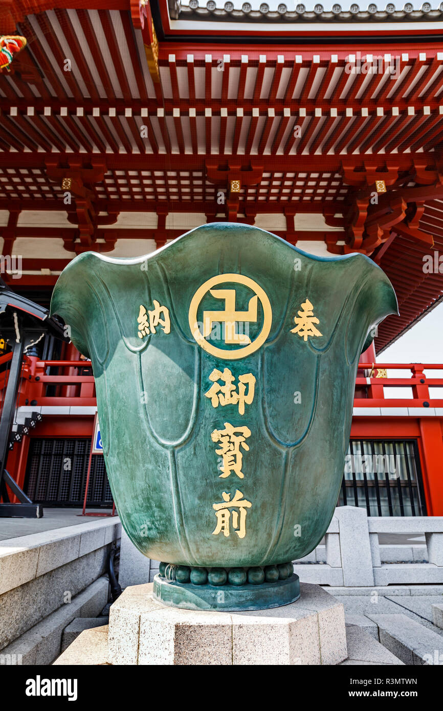 Tokio, Japan. Große spende Vase prangt mit japanischem Schriftzug mit dem Shinto manji (Hakenkreuz) an der Asakusa Tempel Komplex Stockfoto