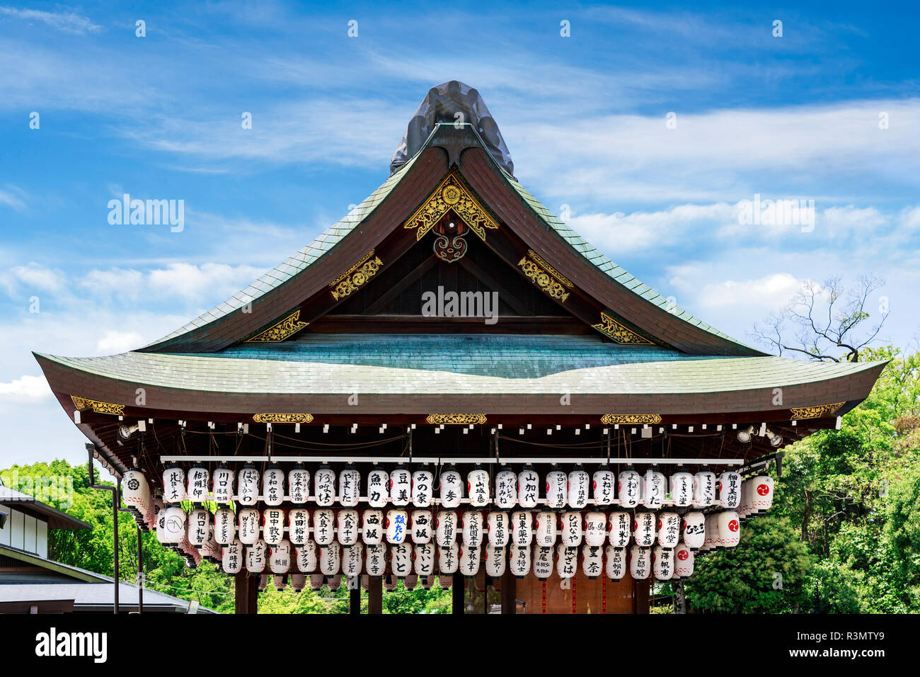 Kyoto, Japan. Shinto Yasaka Schrein, Gion-jinja mit hängenden Japanisches Papier Laternen dekoriert Stockfoto