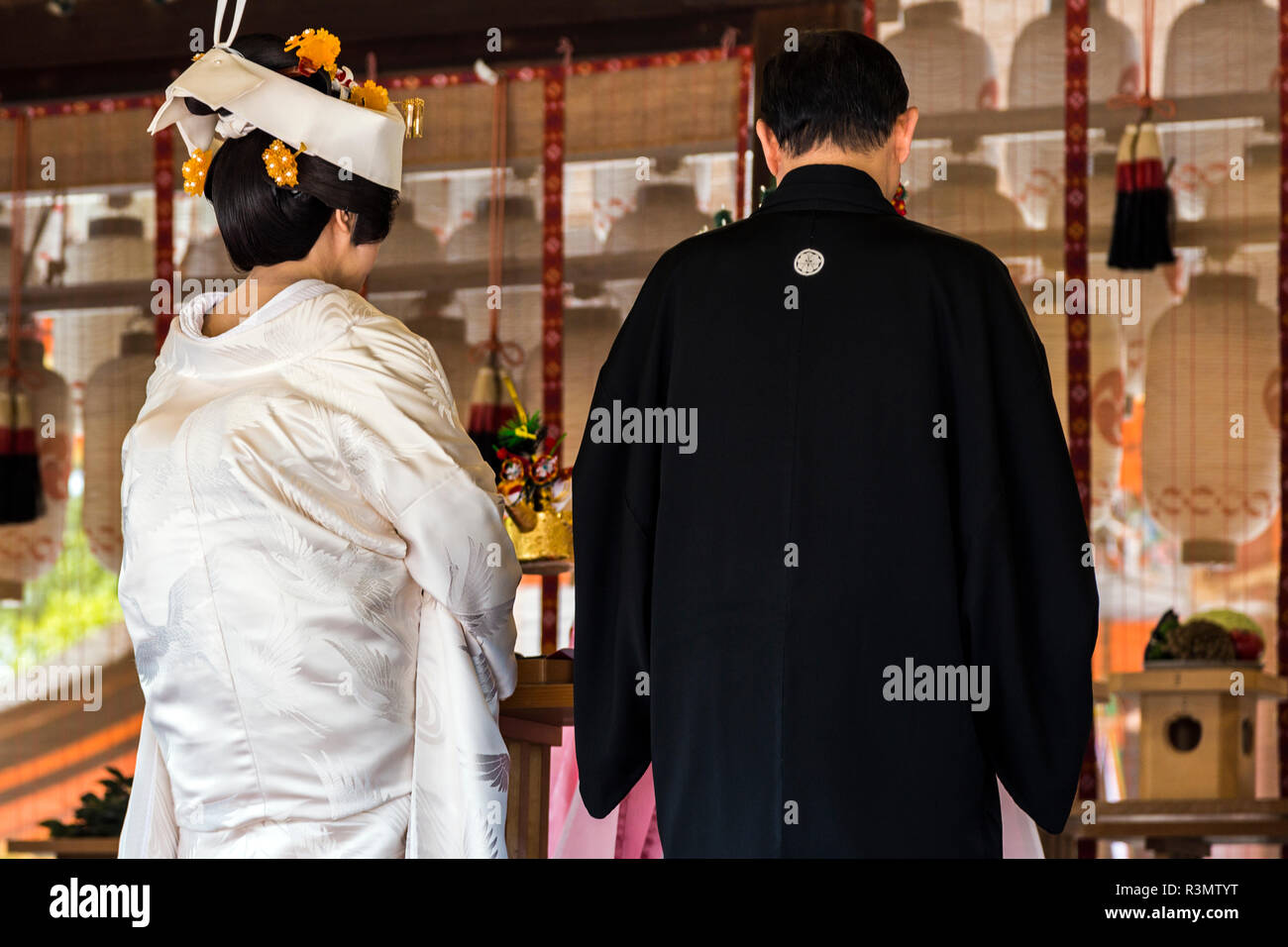 Kyoto, Japan. Paare, die heiraten in einem Shinto Trauung im Shinto Yasaka Schrein, Gion-jinja Stockfoto