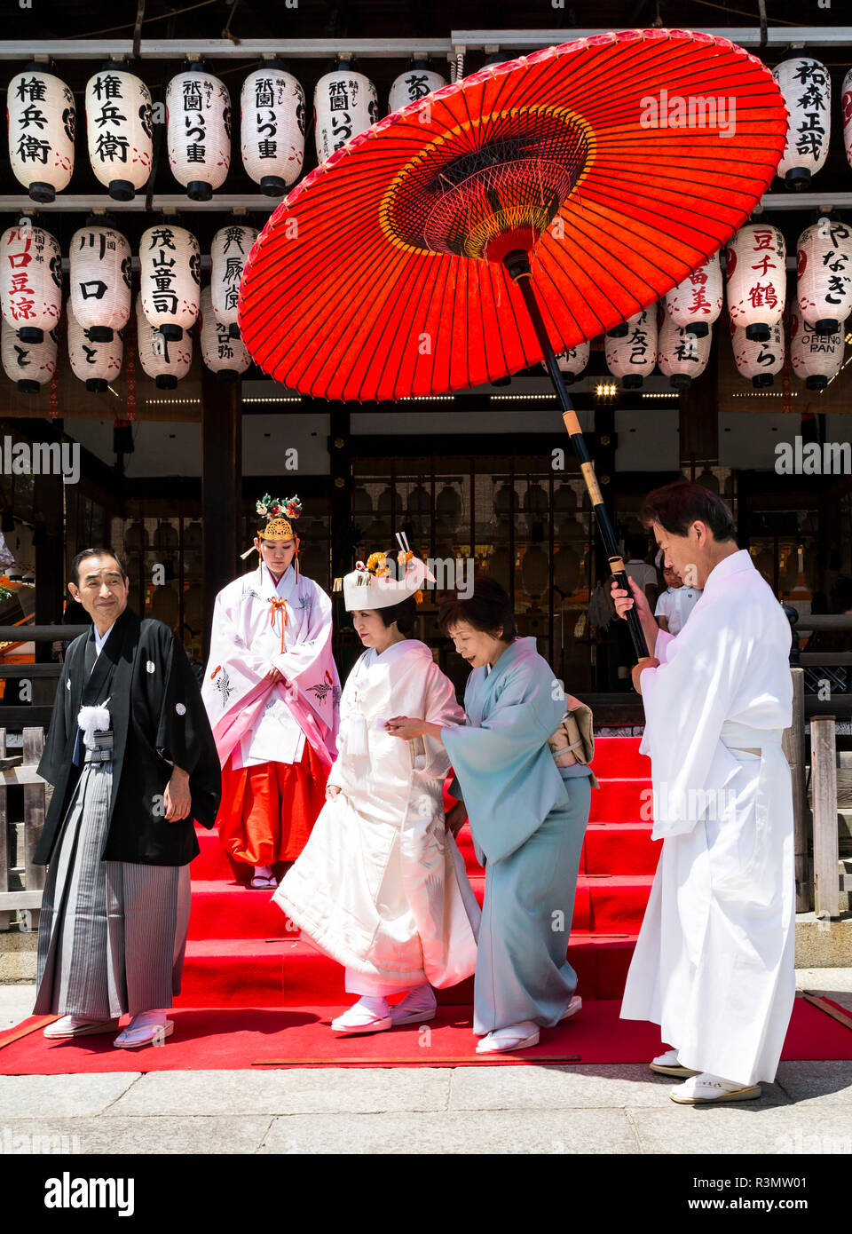 Kyoto, Japan. Paare, die heiraten in einem Shinto Trauung im Shinto Yasaka Schrein, Gion-jinja Stockfoto