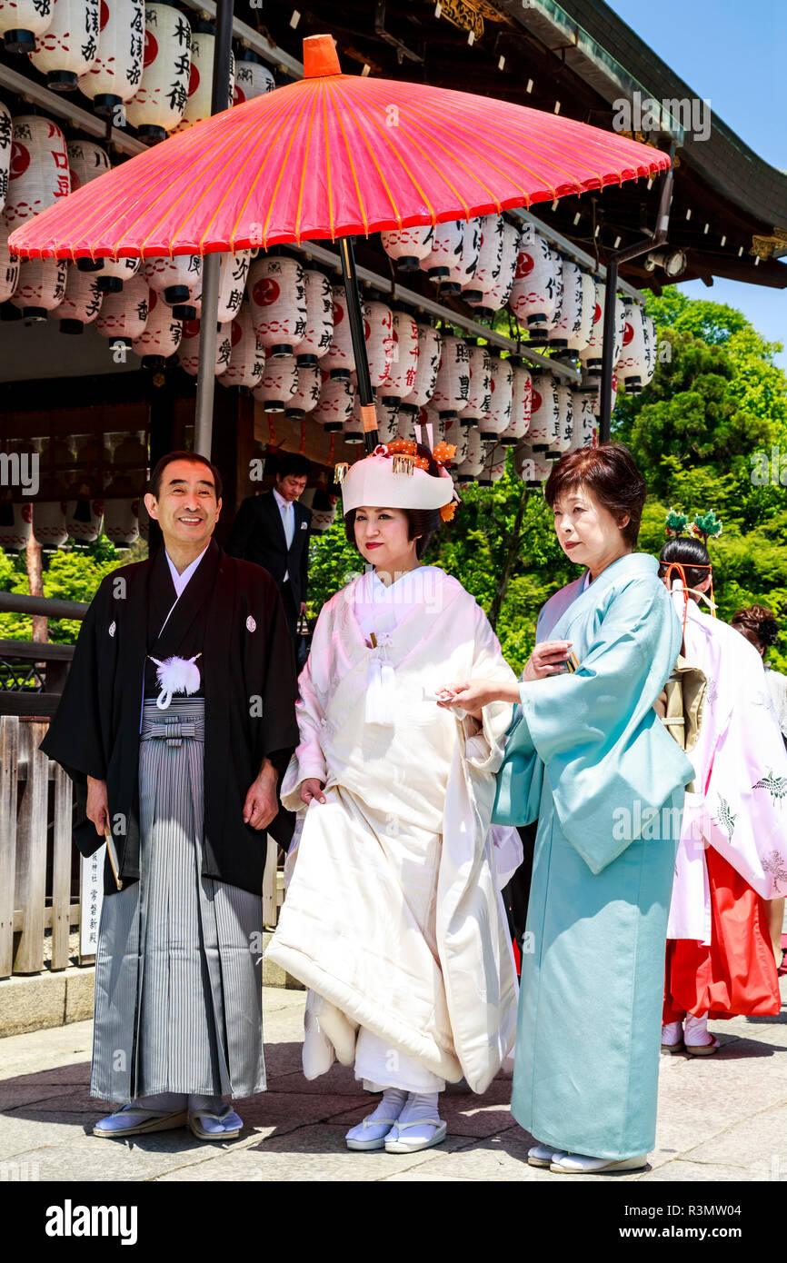 Kyoto, Japan. Paare, die heiraten in einem Shinto Trauung im Shinto Yasaka Schrein, Gion-jinja Stockfoto