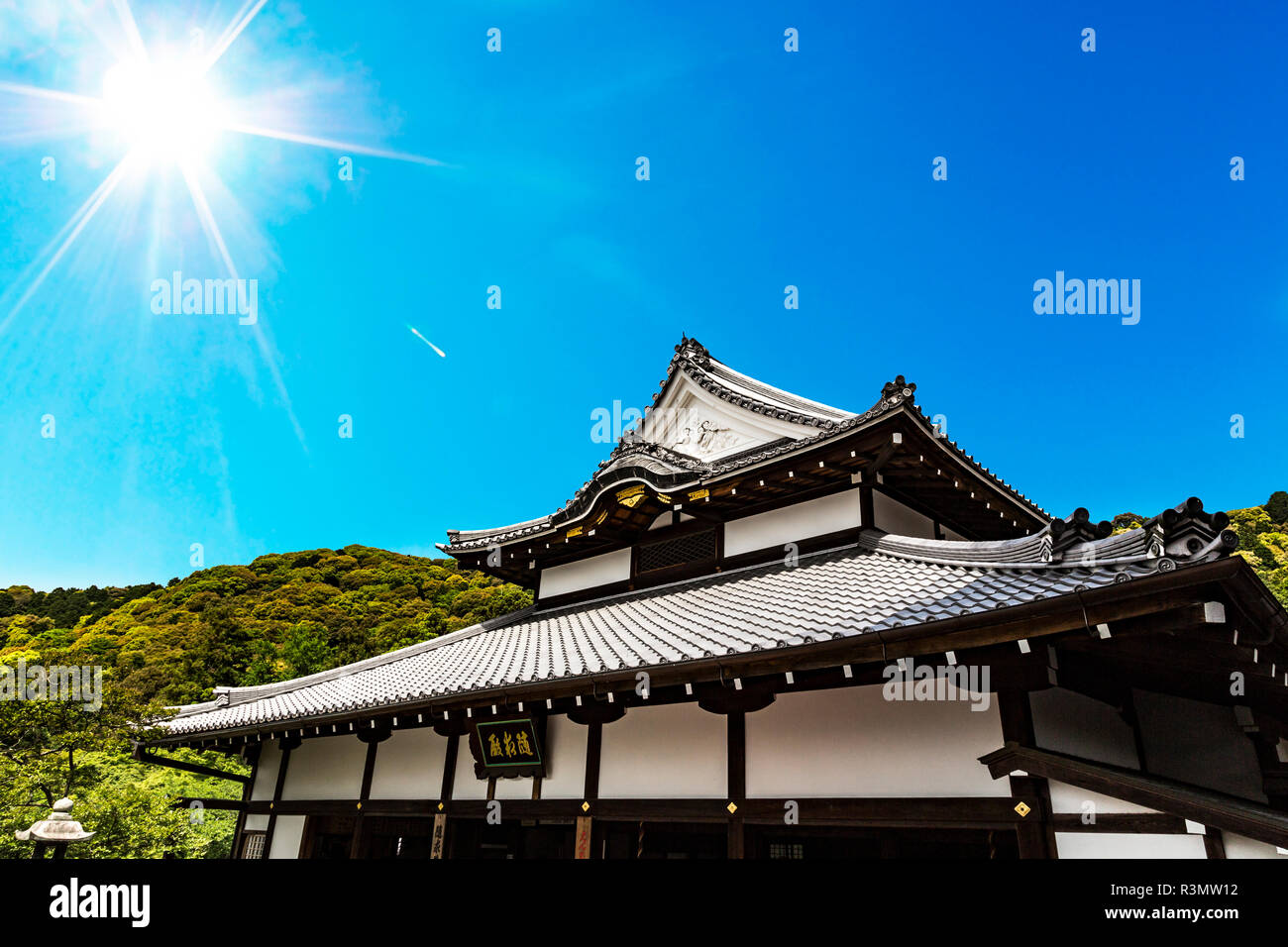 Kyoto, Japan. Die Sonne über ein Gebäude am Kiyomizu-dera Tempel glänzt, ein UNESCO-Weltkulturerbe Stockfoto