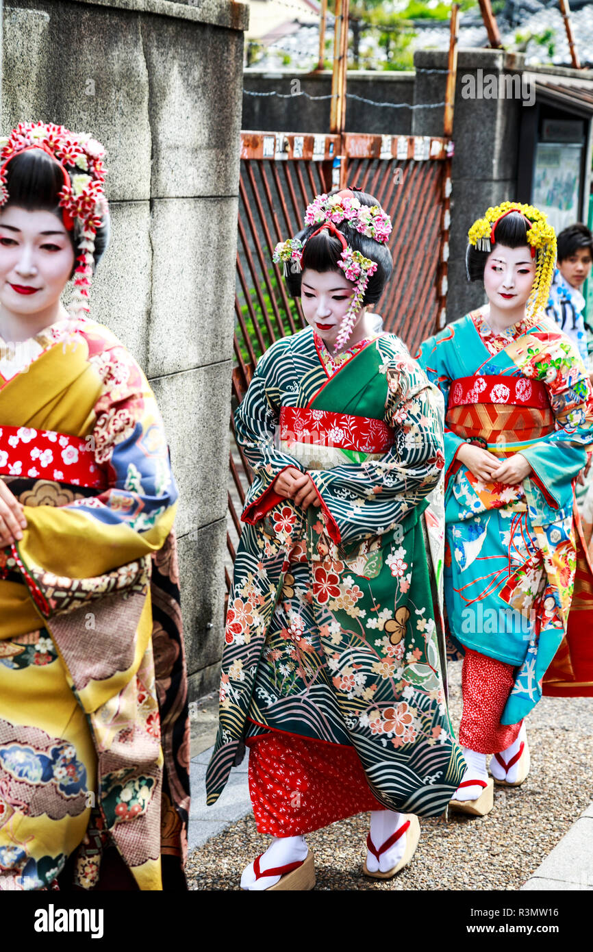 Kyoto, Japan. Geisha, geiko oder geigi sind traditionelle japanische Animateure mit verschiedenen japanischen Künsten wie der klassischen Musik und Tanz Stockfoto