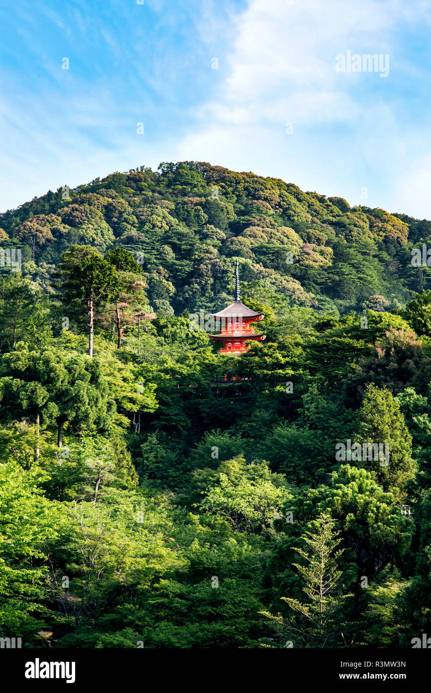 Kyoto, Japan. Drei-stöckige Pagode in Taisan-ji-Tempel in der Nähe Kiyomizu-dera Tempel unter den Bäumen Stockfoto