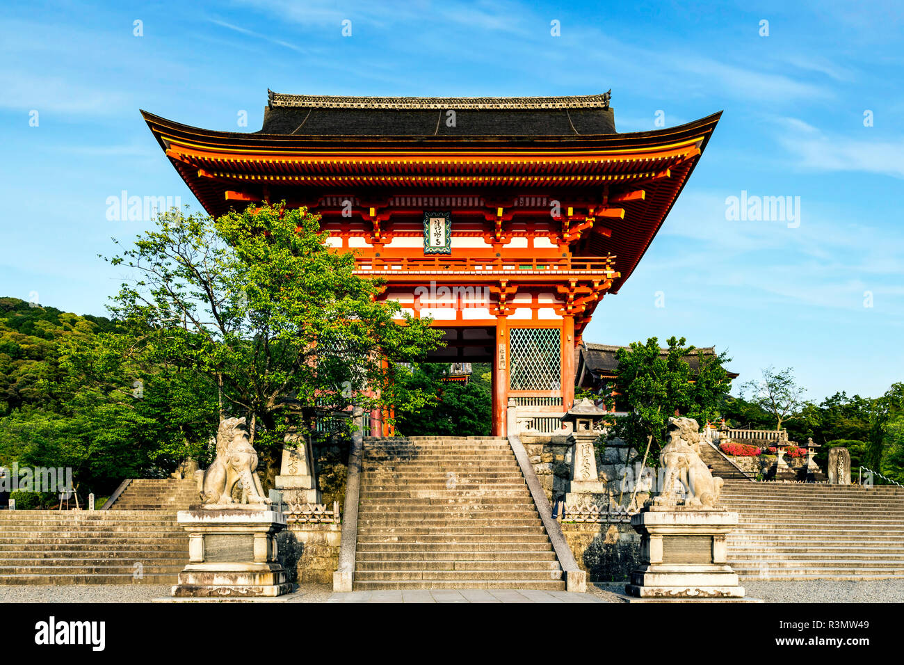 Kyoto, Japan. Haupteingang der Kiyomizu-dera Tempel, ein UNESCO-Weltkulturerbe Stockfoto