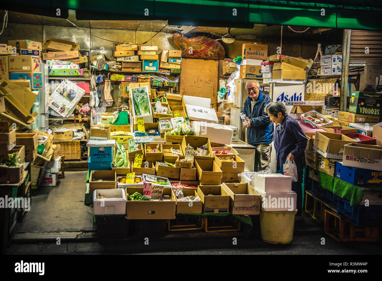 Ein Open-Air-Markt mit einem Verkäufer und Käufer von Gemüse in Kyoto, Japan Stockfoto