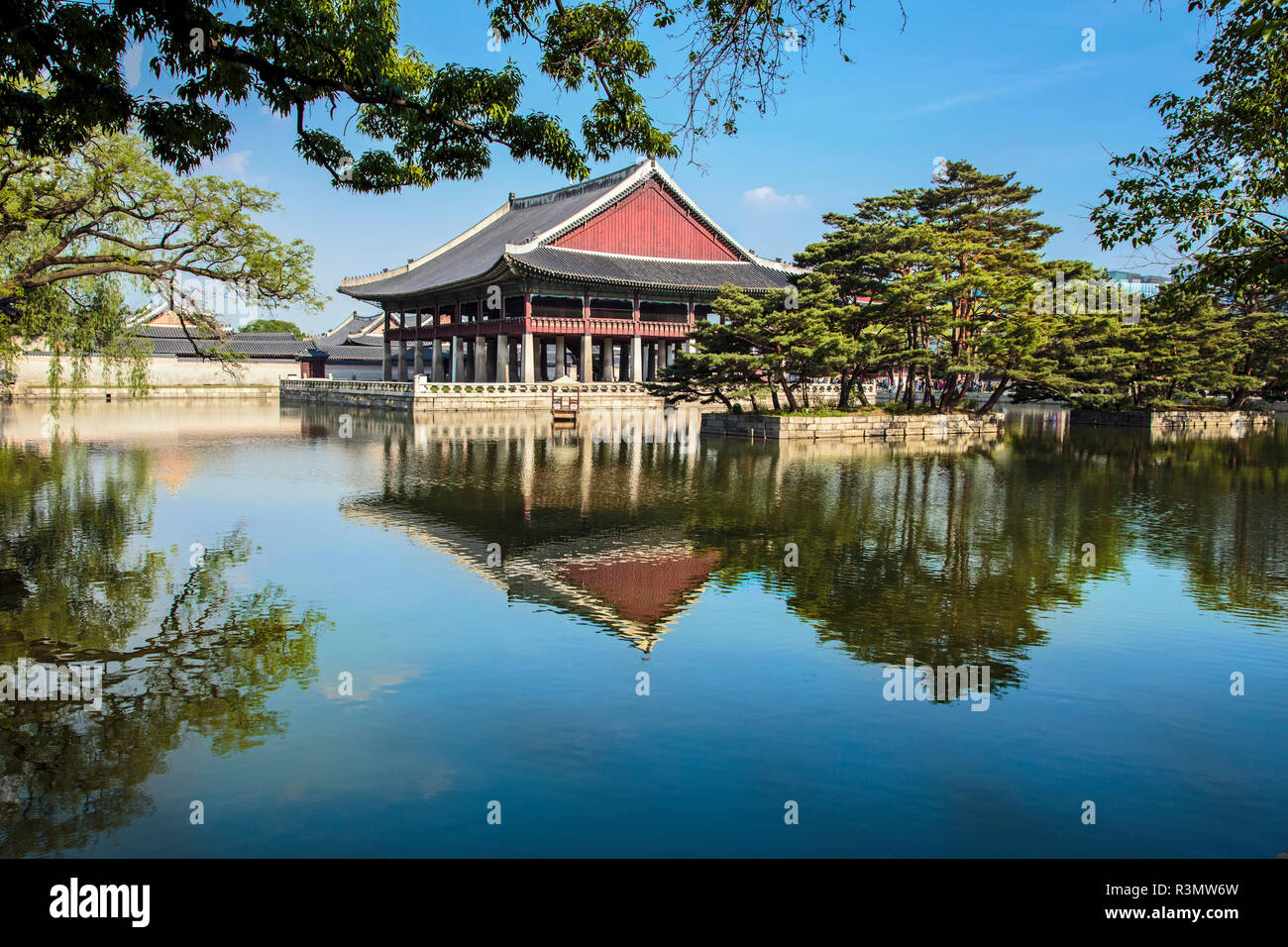 Seoul, Südkorea. Geunjeongjeon, Gyeongbokgung, gyeonghoeru Pavillon und die umliegende See Stockfoto