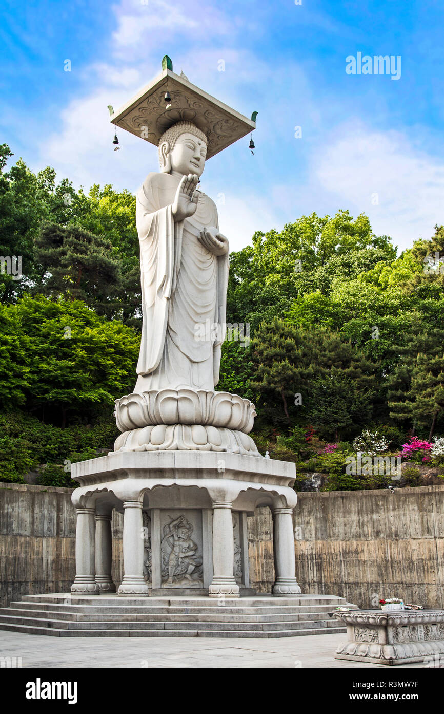 Seoul, Südkorea. Maitreya, der Buddha der Zukunft, Statue am Bongeunsa Tempel. Stockfoto