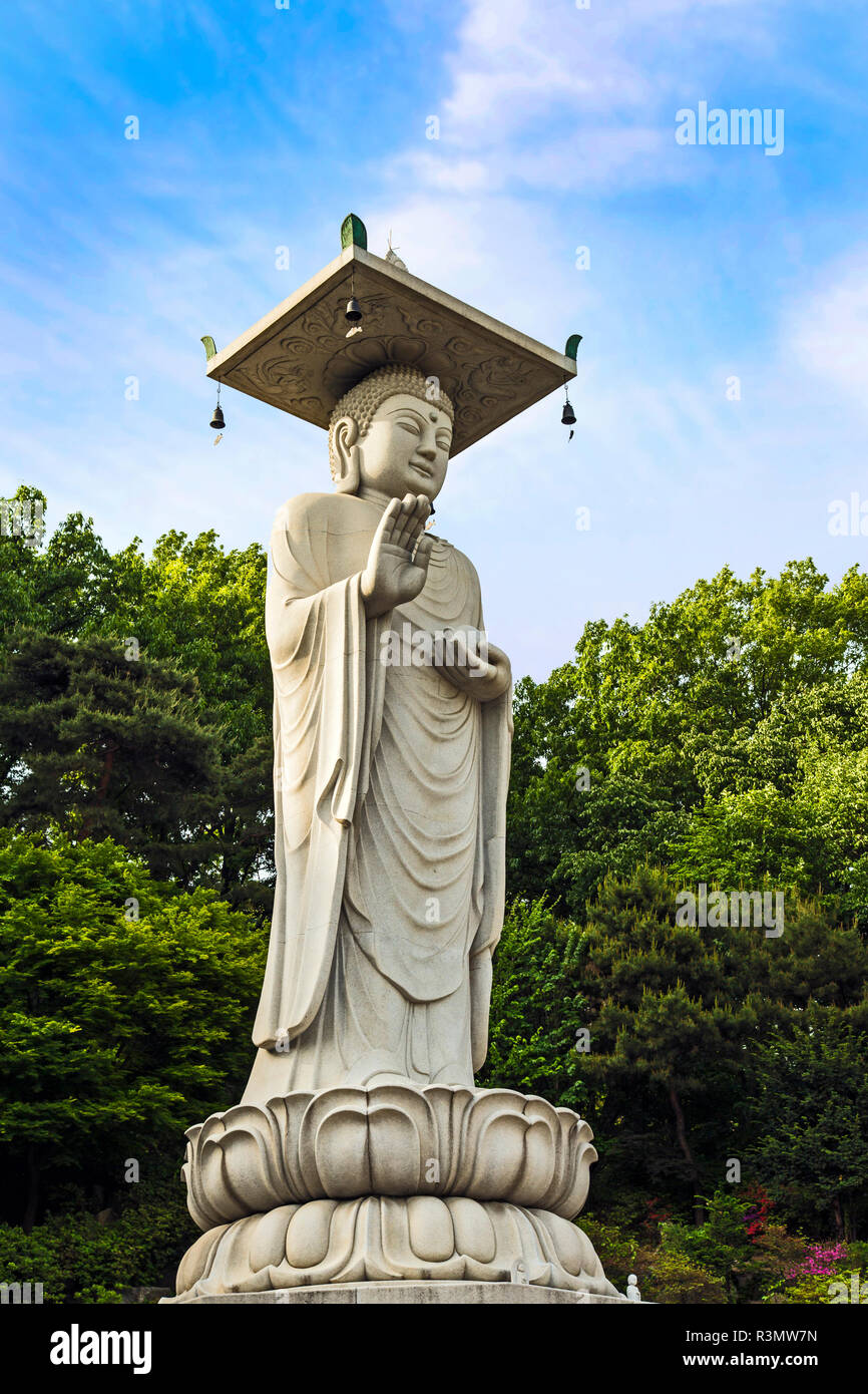 Seoul, Südkorea. Maitreya, der Buddha der Zukunft, Statue am Bongeunsa Tempel. Stockfoto