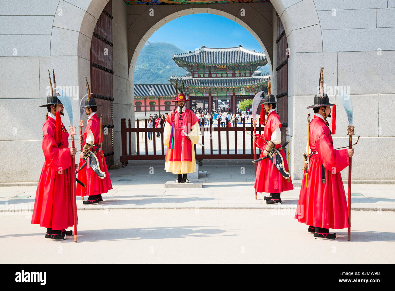 Seoul, Südkorea. Mitglieder der koreanischen Leibwache außerhalb der Gyeongbokgung Palast, während eine Änderung der Guard Zeremonie Stockfoto