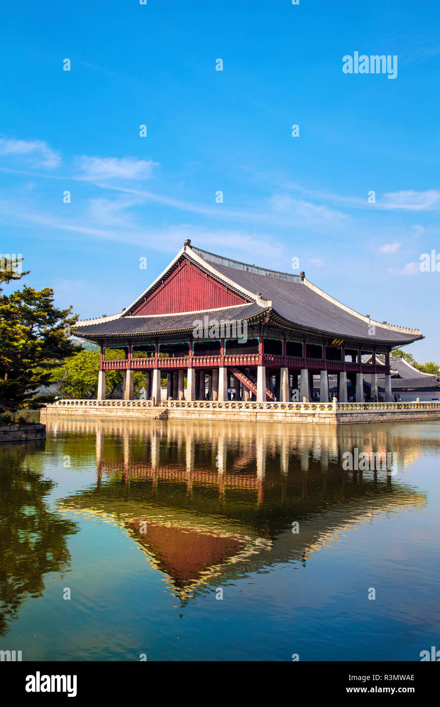 Seoul, Südkorea. Geunjeongjeon, Main Palace Pavillon, Gyeongbokgung, gyeonghoeru Pavillon und die umliegende See Stockfoto