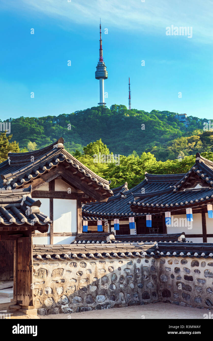 Seoul, Südkorea. Traditionelle koreanische Dorf Innenhof von Namsangol Hanok mit dem YTN Seoul Tower (Namsan Tower oder Seoul Tower) im Hintergrund. Stockfoto