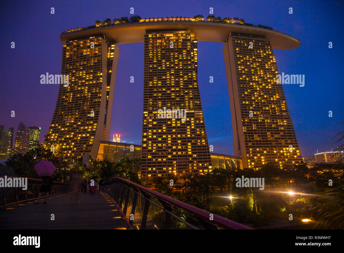 Singapur. Marina Bay Sands Hotel bei Nacht. Kredit als: Jim Zuckerman/Jaynes Galerie/DanitaDelimont.com Stockfoto