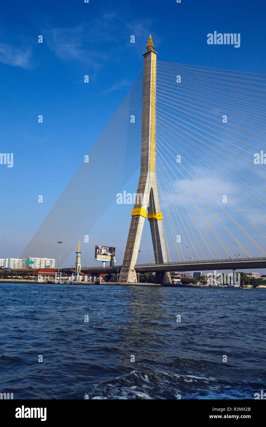 Bangkok, Thailand. Rama 8 Brücke über den Fluss Chao Phraya in Bangkok Hafen Stockfoto