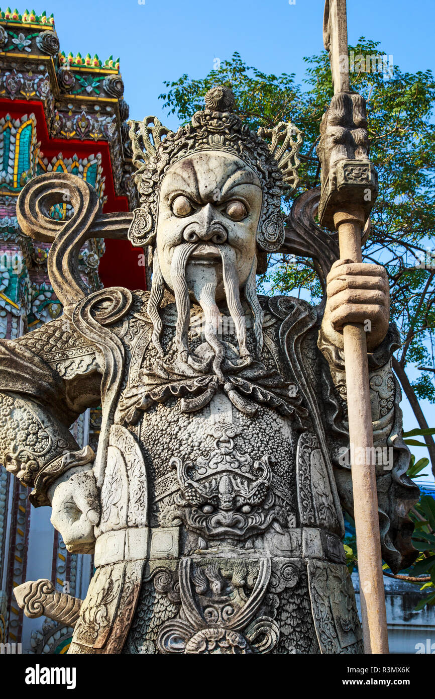 Bangkok, Thailand. Stein Farang chinesischer Dämon die Bewachung der Tempel des Liegenden Buddha im Wat Chetuphon oder Pho (Wat Po) auf der Rattanakosin Insel Stockfoto