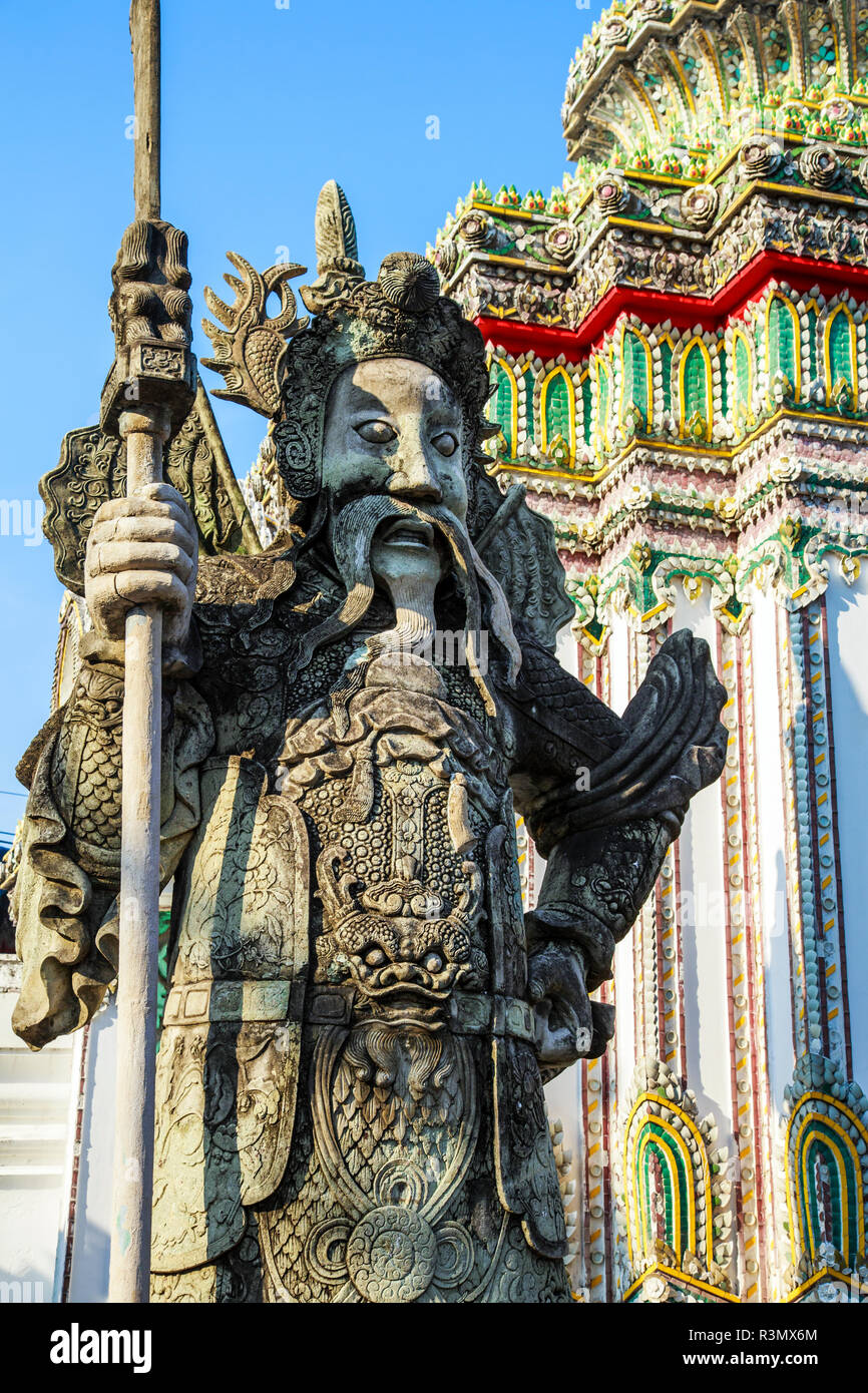 Bangkok, Thailand. Stein Farang chinesischer Dämon die Bewachung der Tempel des Liegenden Buddha im Wat Chetuphon oder Pho (Wat Po) auf der Rattanakosin Insel Stockfoto