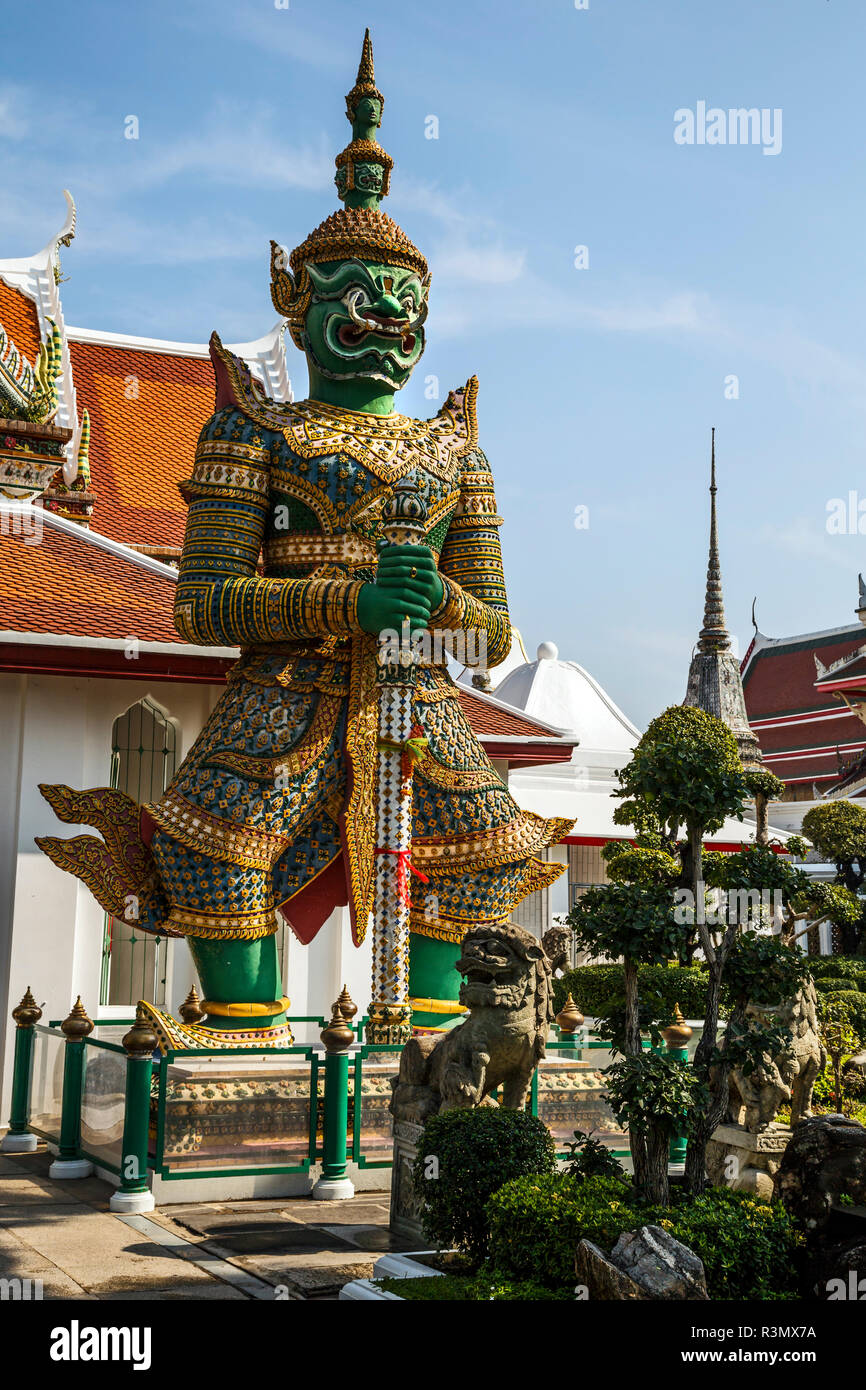 Bangkok, Thailand. Wat Arun, dem Tempel der Morgenröte, Ordination Halle von riesigen Dämonen bewacht Stockfoto