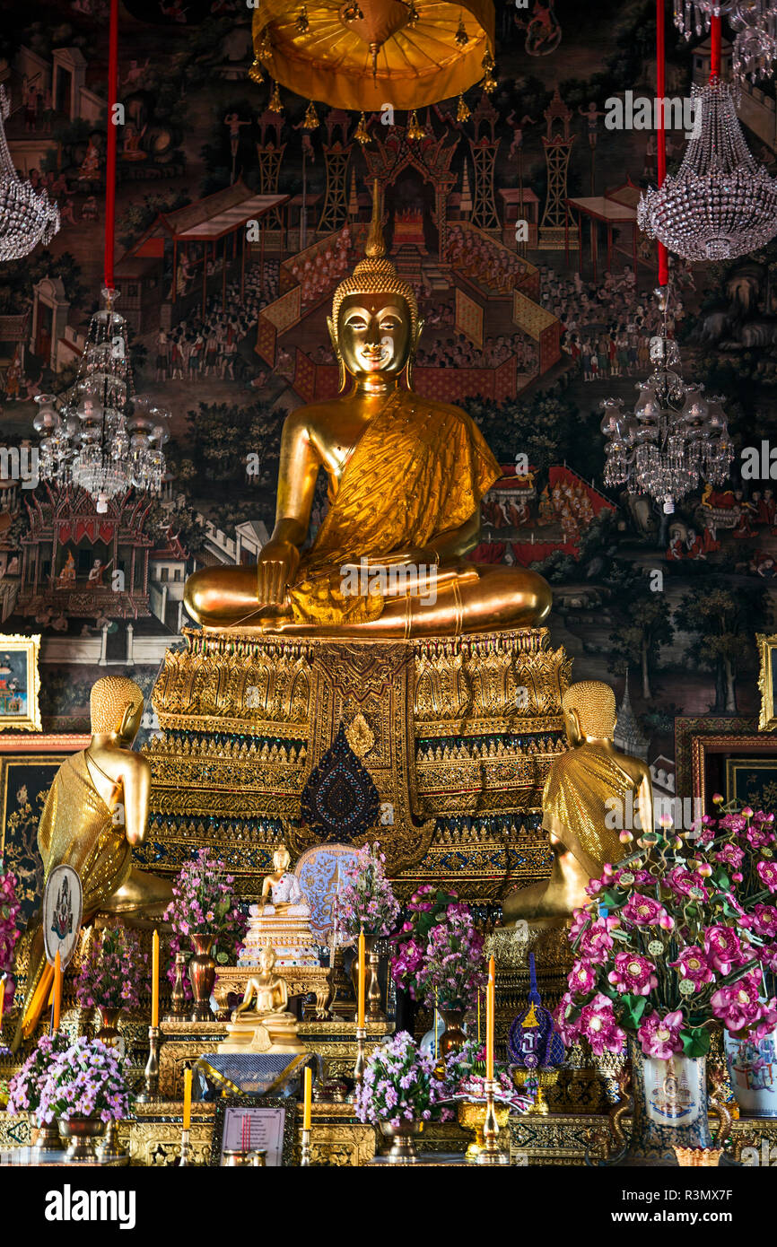Bangkok, Thailand. Wat Arun, dem Tempel der Morgenröte, Statue von Buddha meditierend Stockfoto