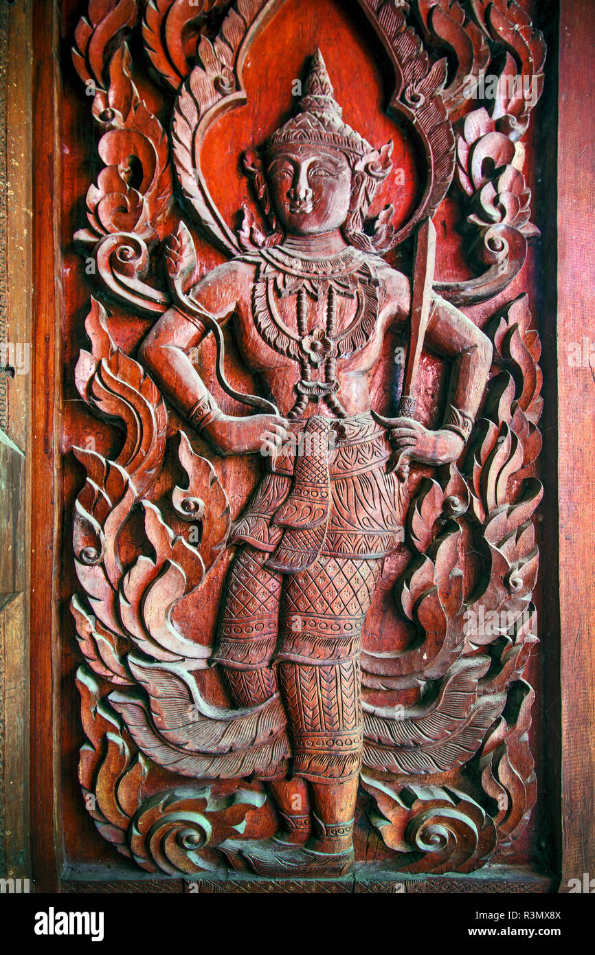 Chiang Mai, Thailand. Wat Pra Singh, verzierte hölzerne Relief verziert Tempel Tür. Stockfoto