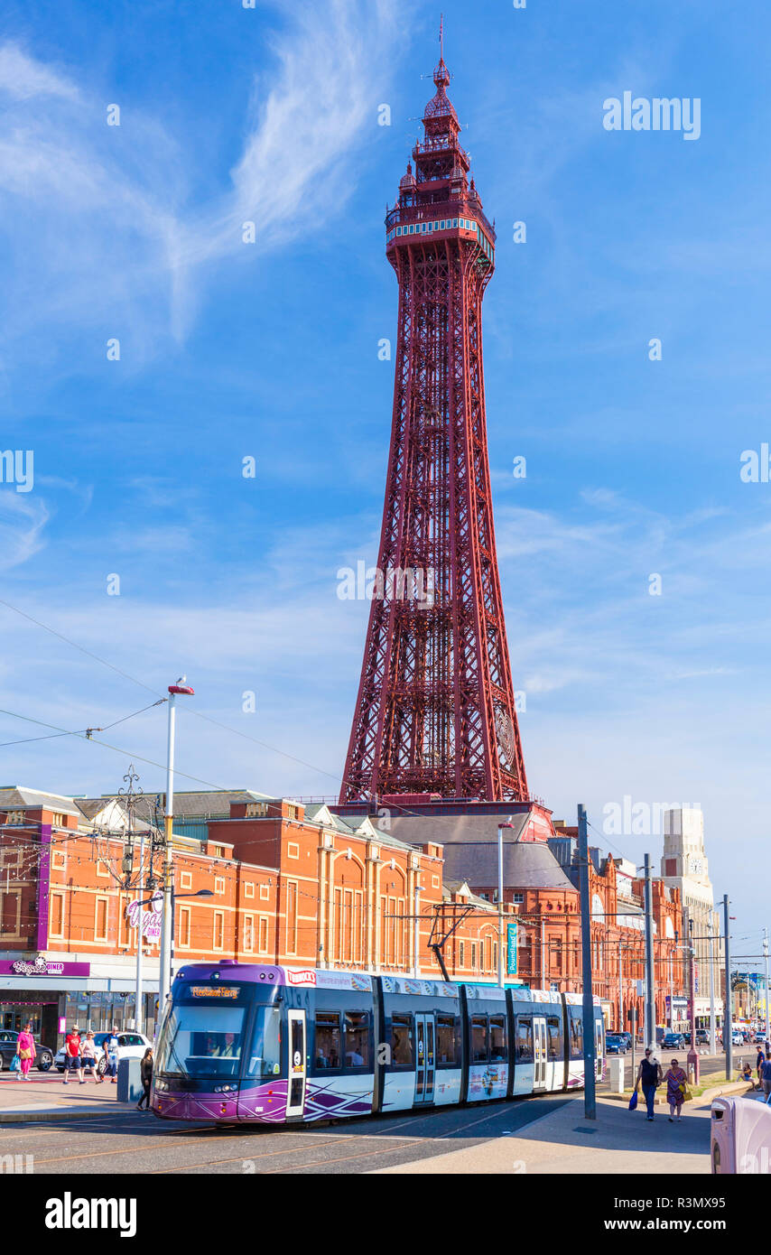 Blackpool Tower mit einem neuen Blackpool Tram entlang der Promenade von Blackpool Lancashire England GB UK Europa reisen Stockfoto