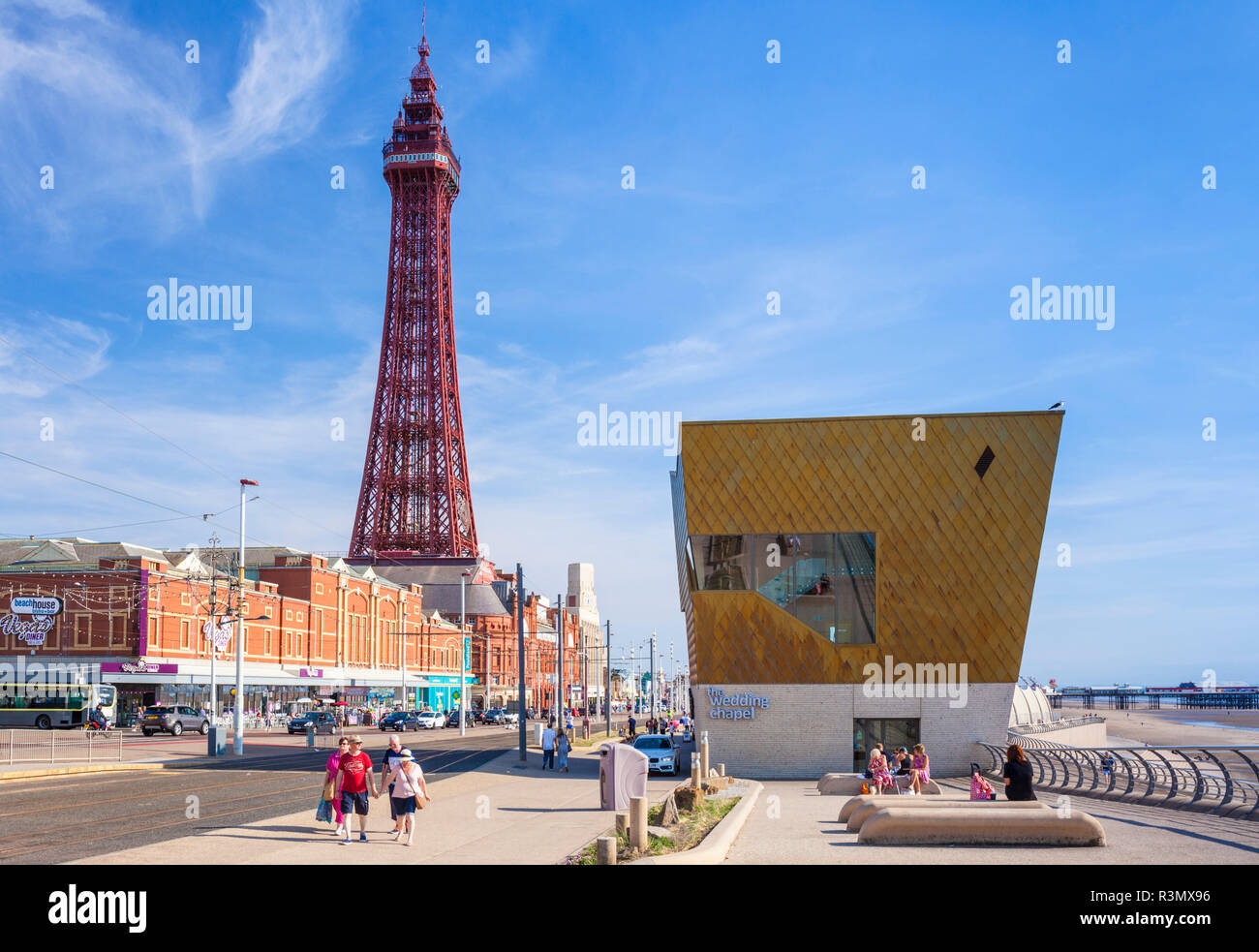 Blackpool Tower Strand und neuen Venture die Hochzeit Kapelle im Festspielhaus an der Strandpromenade Blackpool Lancashire England GB UK Europa Stockfoto