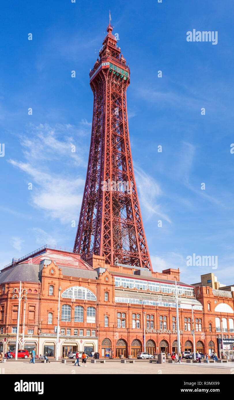 Blackpool Tower und Tower Ballsaal Gebäude an der Strandpromenade Blackpool Lancashire England GB UK Europa Stockfoto
